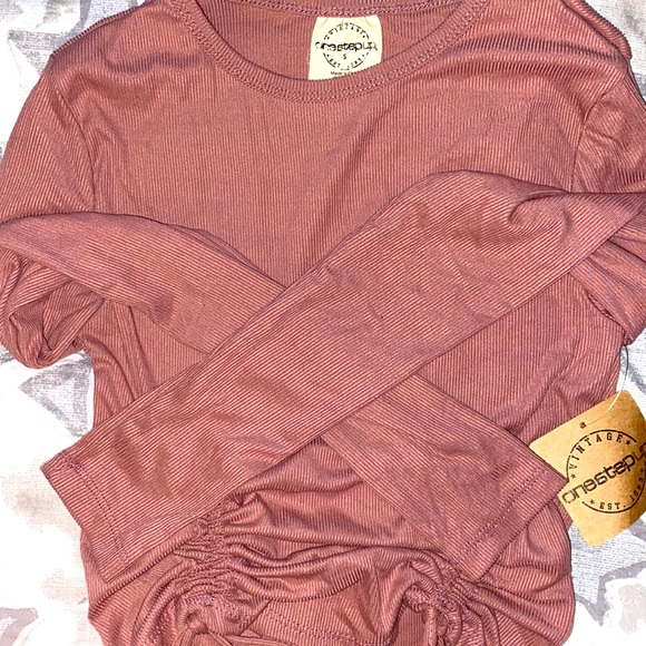 Size Small Pink long sleeved scrunch tied crop top - Picture 6 of 6